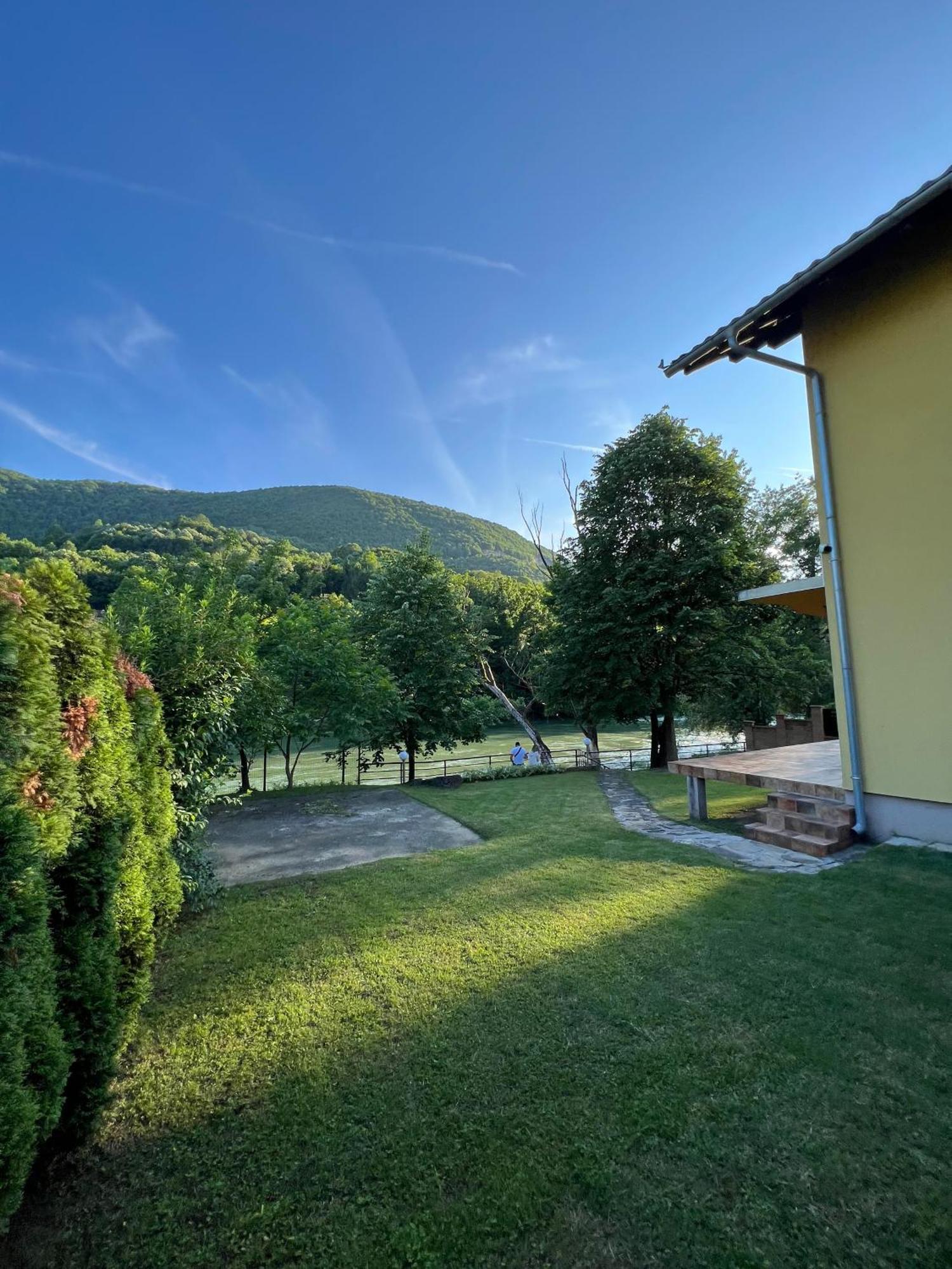 Holiday Homer Kuca Na Obali Vrbasa Banja Luka Extérieur photo